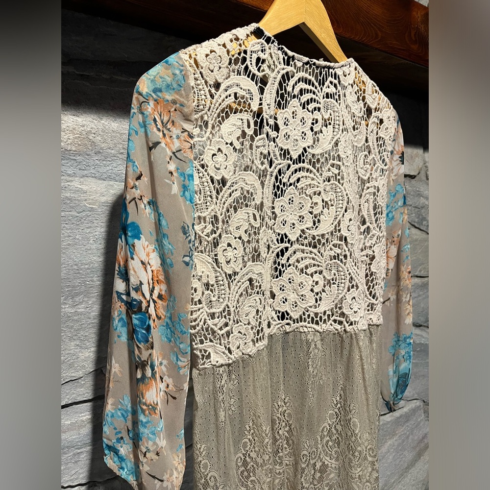 BKE Gimmicks blouse, boho floral with crotchet and fringe, size large - Picture 5 of 9